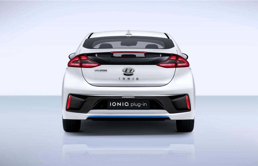  Hyundai IONIQ plug-in (AE) 2016 года  (фото 10 из 42)